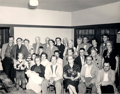 Brooks_family_reunion_far_right_knee_donald_dale_behind_is_mother_winfred_inman_1955