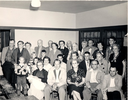 Brooks_family_reunion_far_right_knee_donald_dale_behind_is_mother_winfred_inman