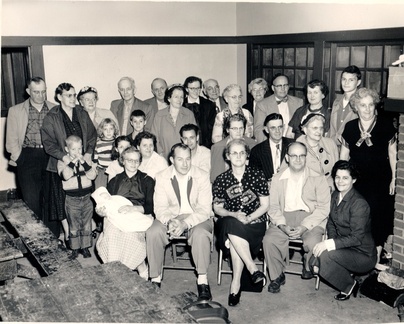 Brooks_family_reunion_far_right_knee_francis_dale_standing_behind_winfred_inman_1