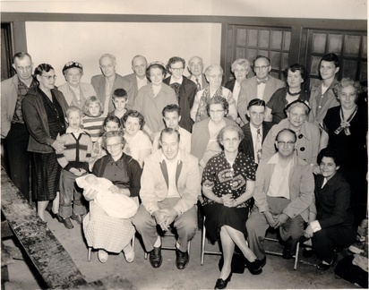 Brooks_family_reunion_far_right_knee_francis_dale_standing_behind_winfred_inman