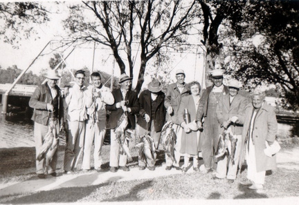Fishing Party with Children of 
Lou Anna (Ward) Shelton (1916-1994)
Clarence W Shelton (1910-2003)