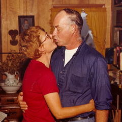 81_mom_kiss